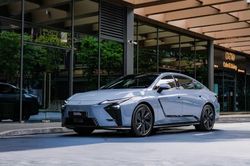 Lexus ES thế hệ mới ra mắt thị trường Việt Nam, giá từ 2,34 tỷ đồng