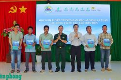 Tuyên truyền bảo đảm an ninh, an toàn các công trình dầu khí và chống khai thác IUU cho ngư dân Phước Hải