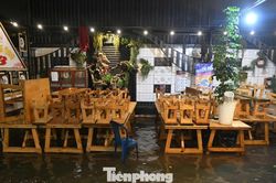 Hàng quán TPHCM đóng cửa vì mưa lớn, đường ngập sâu