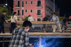 Gần 100 người xuyên ngày đêm dựng sân khấu Hoa hậu Việt Nam 2026