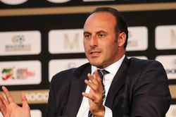 Cựu hậu vệ Tottenham tuyên bố ứng cử chủ tịch FIFA, trở thành ứng viên đầu tiên tranh ghế với Infantino