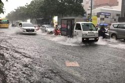 Lý do cửa ngõ sân bay Tân Sơn Nhất ngập úng khi mưa lớn