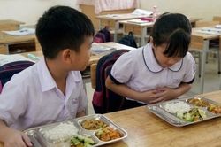 Nhiều học sinh một trường tiểu học ở TPHCM nôn ói, tiêu chảy, sốt