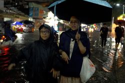 TPHCM mưa lớn kéo dài, phụ huynh lội nước gần 3km để đón con tan học