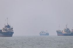 Iran dọa chặn các tuyến đường 'bất hợp pháp' qua eo biển Hormuz