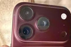 iPhone 18 Pro đỏ rượu vang bị đổi màu, người dùng lo ngại về lớp hoàn thiện