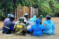 Mưa lớn kéo dài nhiều giờ, nhiều khu vực phía nam Đà Nẵng ngập sâu