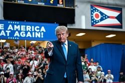 Ông Trump dọa sa thải 2 cố vấn thân cận vì liên hệ với chính quyền thân Nga