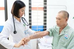 Tắm thuốc nam không rõ nguồn gốc, da toàn thân tổn thương nặng
