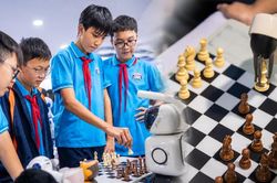 Học sinh Thủ đô 'đấu trí' cờ vua cùng robot AI