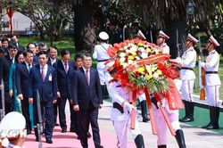 Thủ tướng Lê Minh Hưng đặt vòng hoa tại Đài liệt sỹ vô danh Lào