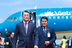 Thủ tướng Lê Minh Hưng đến thủ đô Vientiane bắt đầu thăm chính thức Lào