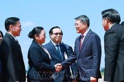 Thủ tướng Lê Minh Hưng đến thủ đô Viêng Chăn bắt đầu thăm chính thức Lào