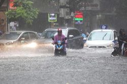 Mưa to 'sầm sập' sắp trút xuống nhiều tỉnh thành miền Trung, tâm điểm ở đâu?