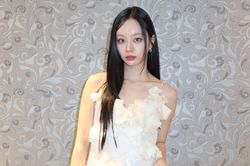 Hyeri bất ngờ tung ảnh diện váy cưới, đội vương miện đẹp như công chúa