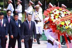Thủ tướng Lê Minh Hưng đặt vòng hoa tại Đài liệt sĩ vô danh Lào