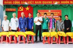 Trao quà, gạo giúp người khó khăn đón Sene Đôn Ta