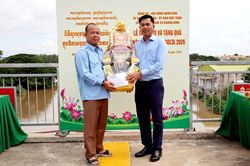 Khánh Bình thăm, tặng quà chính quyền Sampov Poun dịp Sene Đôn Ta