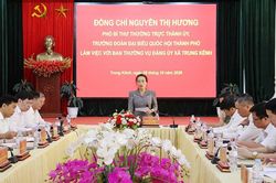 Phó Bí thư Thường trực Thành ủy Nguyễn Thị Hương làm việc với Ban Thường vụ Đảng ủy xã Trung Kênh