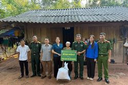 Bám địa bàn, gắn bó với nhân dân
