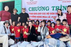 Trao quà tặng học sinh và hộ dân khó khăn tại Mường Lay