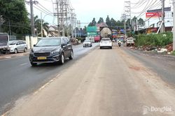 Đường Nguyễn Huệ đoạn qua phường Bình Phước đang được sửa chữa
