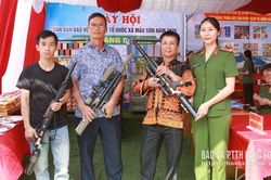 Đổi quà, thu hồi vũ khí