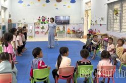 Pà Cò gian nan đưa trẻ tới trường