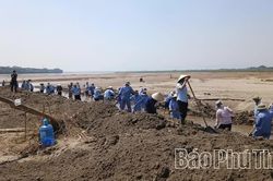 Mực nước sông Hồng xuống thấp, hàng trăm công nhân khơi dòng chảy phục vụ sản xuất nước sạch