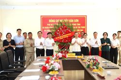 Phó Bí thư Tỉnh ủy, Chủ tịch HĐND tỉnh Nguyễn Văn Sơn thăm, chúc mừng các doanh nghiệp thủy điện
