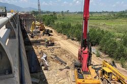 Dự án cao tốc Cam Lộ - La Sơn: Tháo gỡ khó khăn về mặt bằng và vật liệu xây dựng