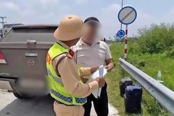 Xử nghiêm tài xế hết hạn bằng lái vẫn cầm vô lăng