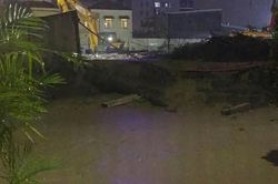 Sau mưa lớn, tường bao công trình xây dựng bị vỡ khiến bùn đất tràn vào nhà dân