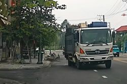 Xe chở rác húc ngã xe máy rồi bỏ đi ở TP.HCM