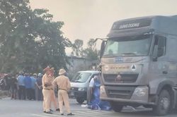 Xe tải kéo theo rơ-moóc va chạm với xe máy khiến một người tử vong