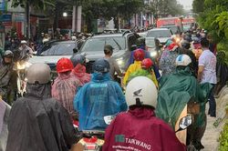 Mưa lớn nước từ hẻm đổ ra như thác, nhiều tuyến đường ở Đồng Nai bị ngập gây ùn tắc