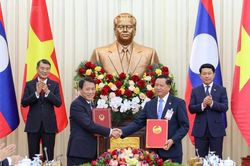 Việt Nam - Lào trao đổi 11 văn kiện hợp tác quan trọng