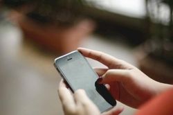Đừng xem nhẹ cơn đau do thói quen cầm điện thoại lâu