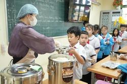 H&agrave; Nội tăng cường an to&agrave;n thực phẩm, dinh dưỡng học đường v&agrave; sức khỏe học sinh