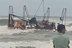 Tín hiệu lạ giữa biển và cuộc giải cứu 5 công nhân trong gang tấc