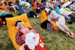 Những cuộc thi 'chỉ ngủ cũng rinh giải' khó tin nhất hành tinh