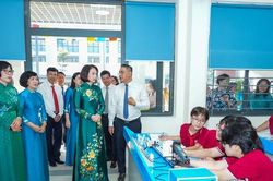 Phó Chủ tịch UBND TP Hà Nội Vũ Thu Hà tham dự lễ gắn biển công trình trường học mới tại phường Ngọc Hà