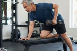 Chuỗi bài tập 15 phút với tạ hỗ trợ tăng cường sức mạnh tuổi 60