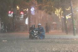 Không khí lạnh suy yếu dần, miền Bắc nhiệt tăng nhẹ, miền Trung tiếp tục mưa