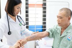 Tắm nước lá chữa ngứa hơn 2 tháng, người đàn ông tổn thương da toàn thân