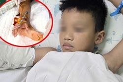 'Xin cứu tay của con' - nghẹn lòng lời cầu cứu của cậu bé 8 tuổi sau vụ sập cổng làng