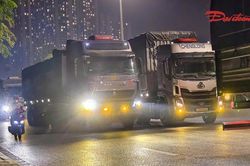 Hà Nội xử lý xe tải 'độ' đèn trợ sáng, chở vật liệu xây dựng rơi vãi