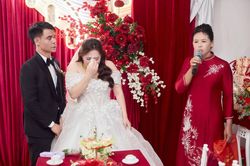 Cô dâu khóc nức nở khi mẹ chồng cũ phát biểu trong ngày cưới