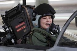 Nhà vua Thái Lan theo dõi Hoàng hậu lái tiêm kích Gripen