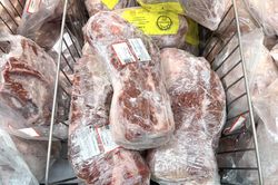 Thịt đông lạnh nhập khẩu rẻ bất ngờ: Chuyên gia nêu điều đáng lo